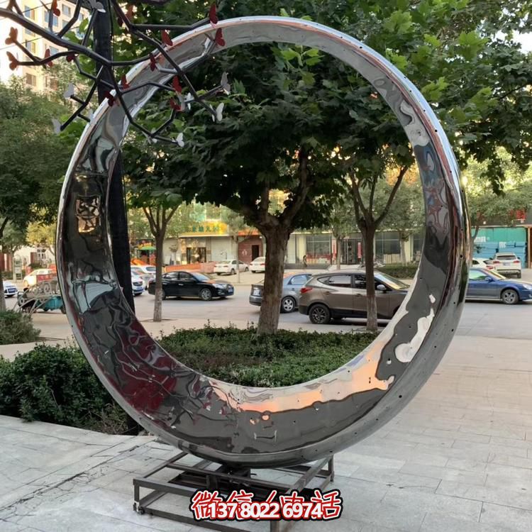 高級不銹鋼鏡面拋光圓環(huán)噴泉，為酒店會所戶外景觀雕塑增添絢麗色彩