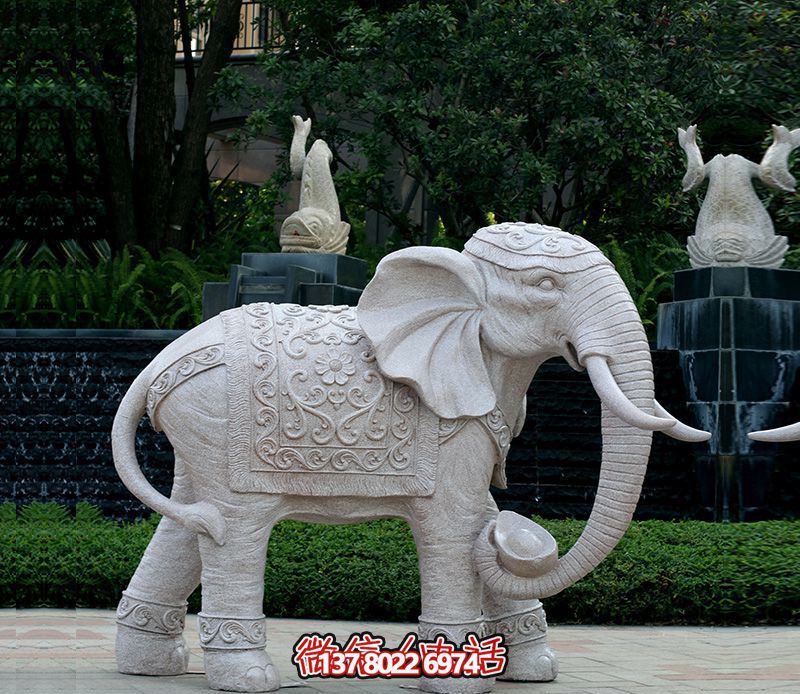 精美浮雕大象雕塑，點綴綠意花園