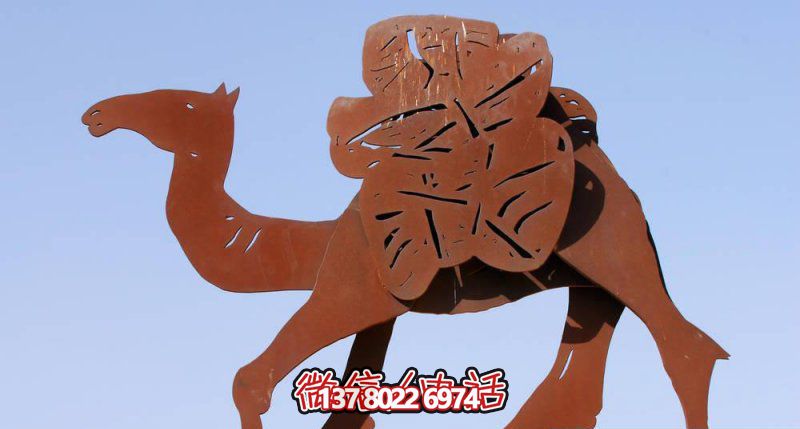 不銹鋼駱駝剪紙雕塑，點綴街道邊行走