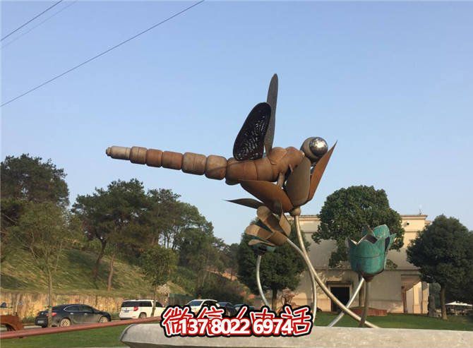 大型不銹鋼蜻蜓雕塑——做舊風(fēng)情點綴景區(qū)
