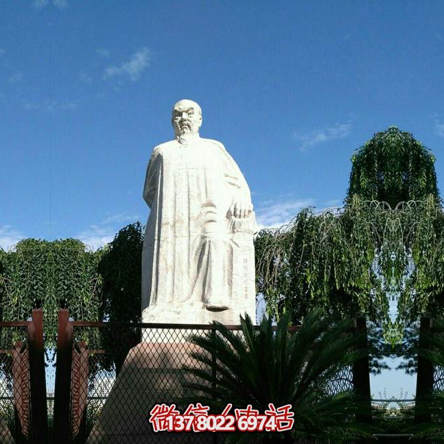 林則徐石雕塑，點綴校園廣場