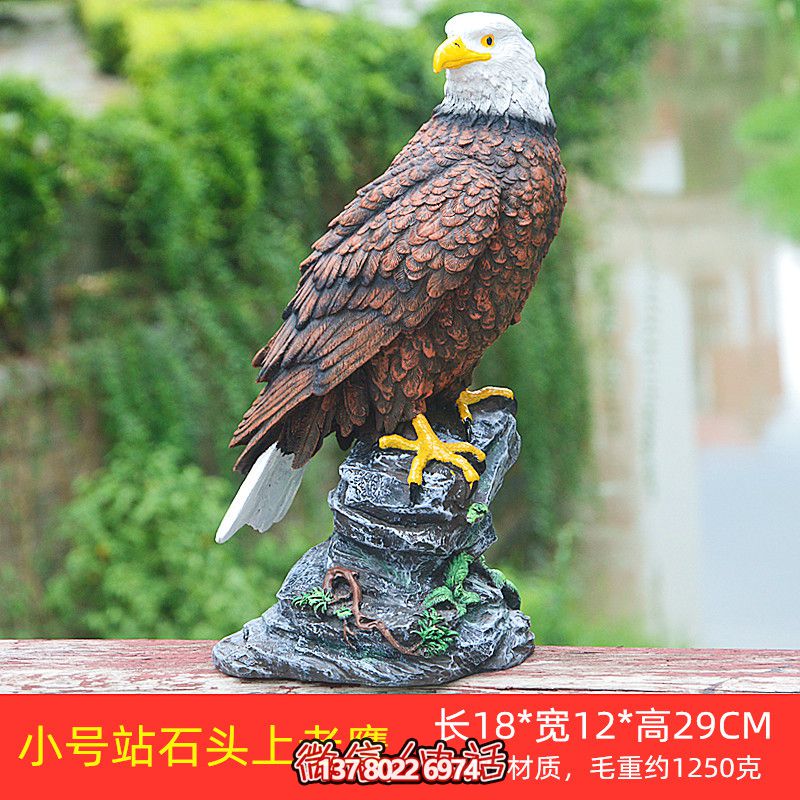 石頭藝術老鷹雕塑，點綴花園站