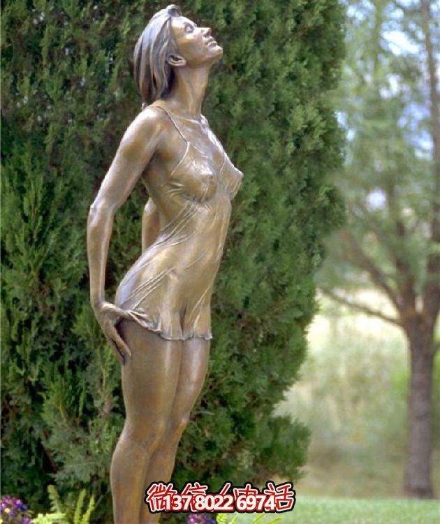 西方風(fēng)格仿銅人物雕塑玻璃鋼擺放，為公園園林增添靈動(dòng)之美