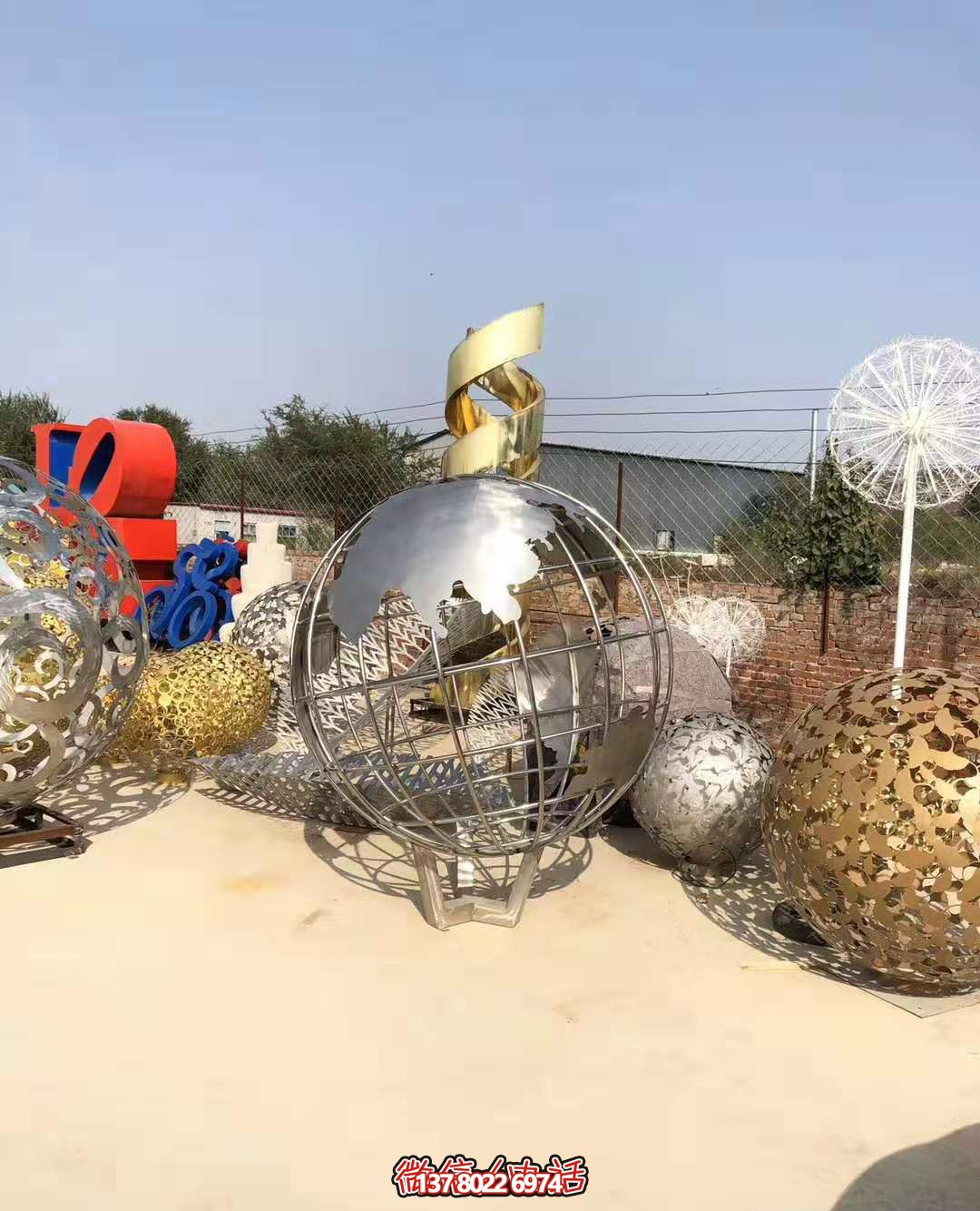 不銹鋼拋光地球儀雕塑，營造公園游樂場氛圍