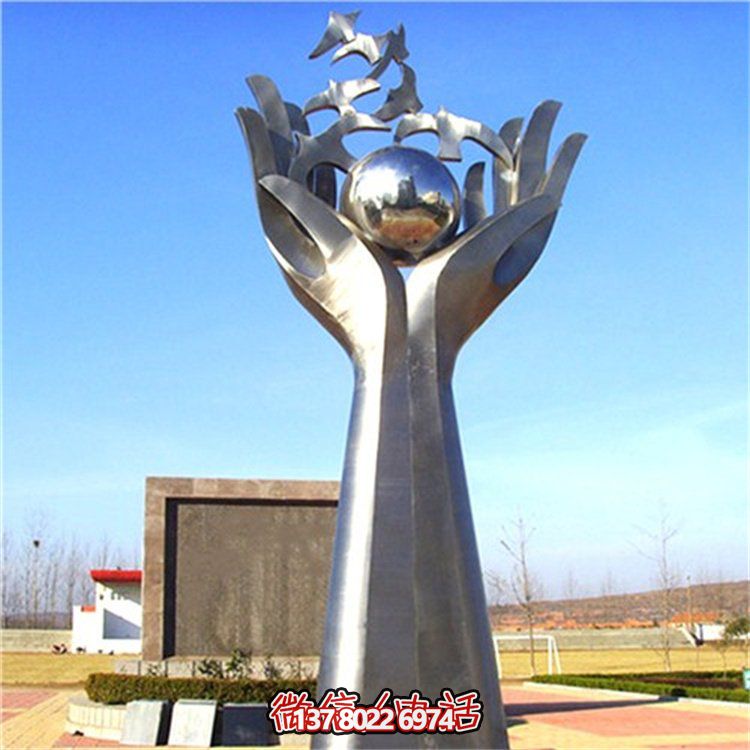 雙手托起希望，不銹鋼創(chuàng)意雕塑景觀擺放于廣場