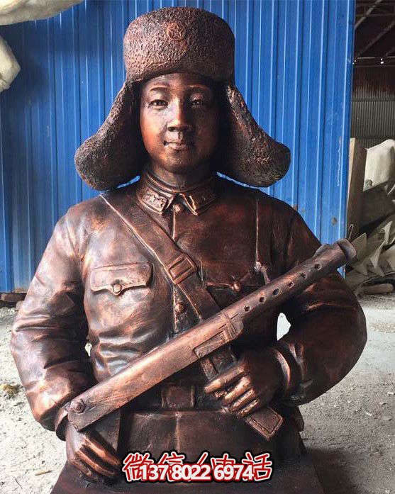 不銹鋼仿銅雷鋒持槍雕塑，現代雷鋒屹立于戶外景區