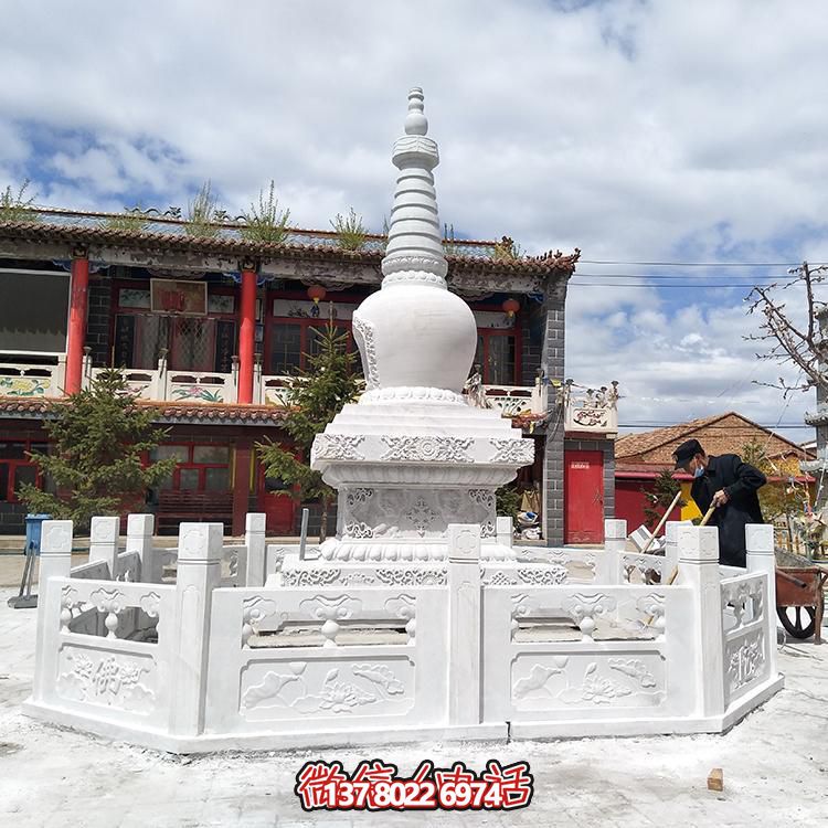 大型石雕舍利塔，宗教寺廟裝置