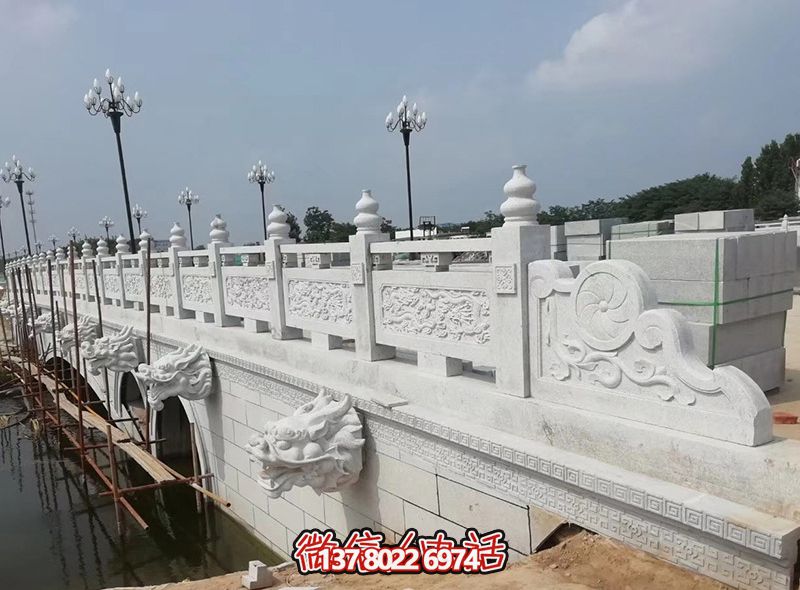 精美漢白玉石拱橋，融龍紋雕刻欄桿