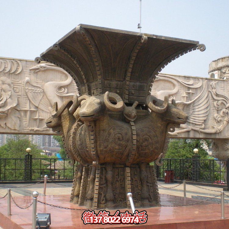 方尊銅香爐雕塑，讓景區廣場更加精彩