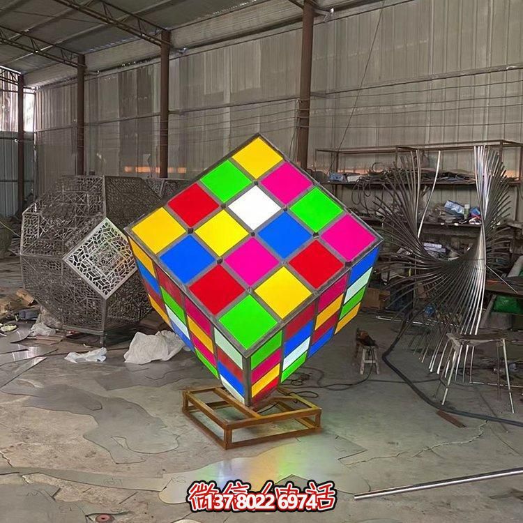 不銹鋼彩繪魔方景觀雕塑，點綴校園廣場