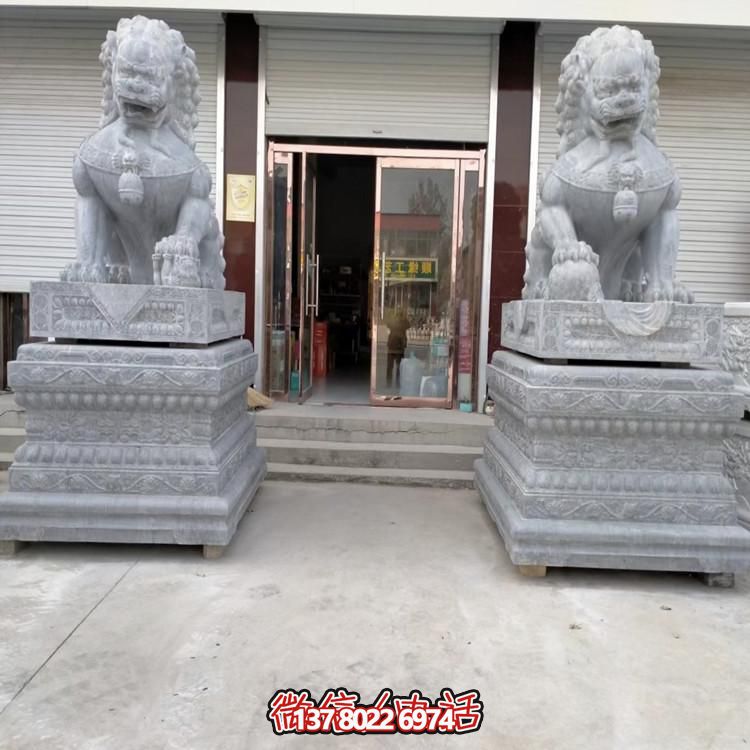 天然青石獅子雕塑，點綴景區大門