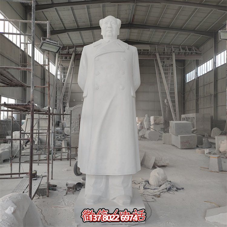 毛澤東雕像，點亮校園廣場