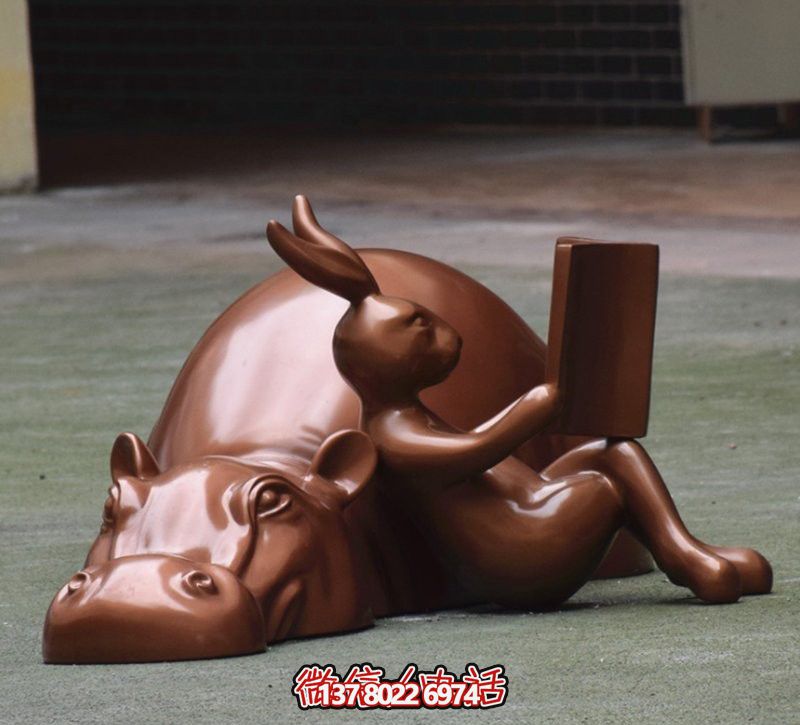 玻璃創(chuàng)意海馬雕塑，擺放于場內(nèi)，點(diǎn)綴你的生活