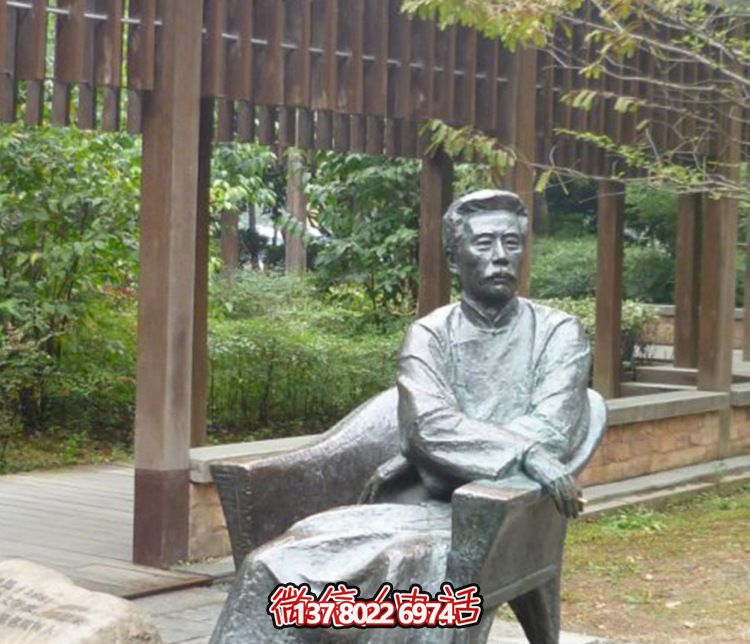 景區(qū)創(chuàng)意不銹鋼仿銅坐著的名人魯迅雕塑 景區(qū)創(chuàng)意不銹鋼仿銅坐著的名人魯迅雕塑