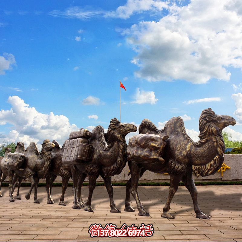 街道邊擺放的一群行走的玻璃鋼駱駝雕塑 街道邊擺放的一群行走的玻璃鋼駱駝雕塑