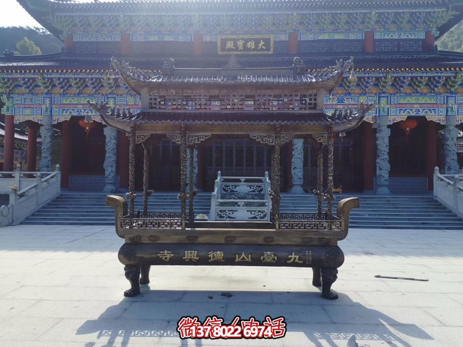 大雄寶殿前擺放二層鑄鐵浮雕長形香爐 大雄寶殿前擺放二層鑄鐵浮雕長形香爐