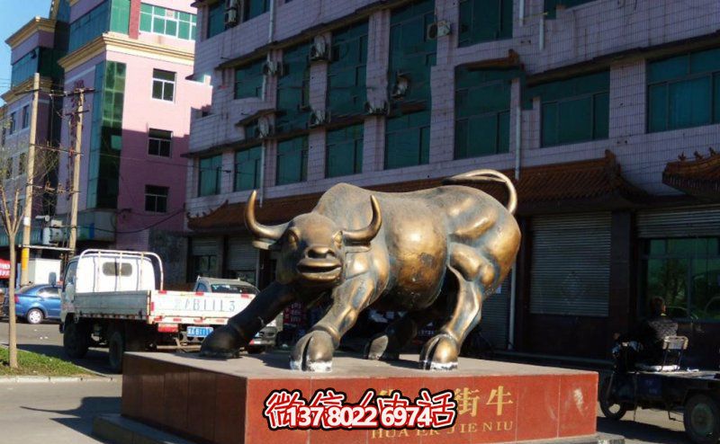 廣場(chǎng)上擺放的銅色的玻璃鋼創(chuàng)意華爾街牛 廣場(chǎng)上擺放的銅色的玻璃鋼創(chuàng)意華爾街牛