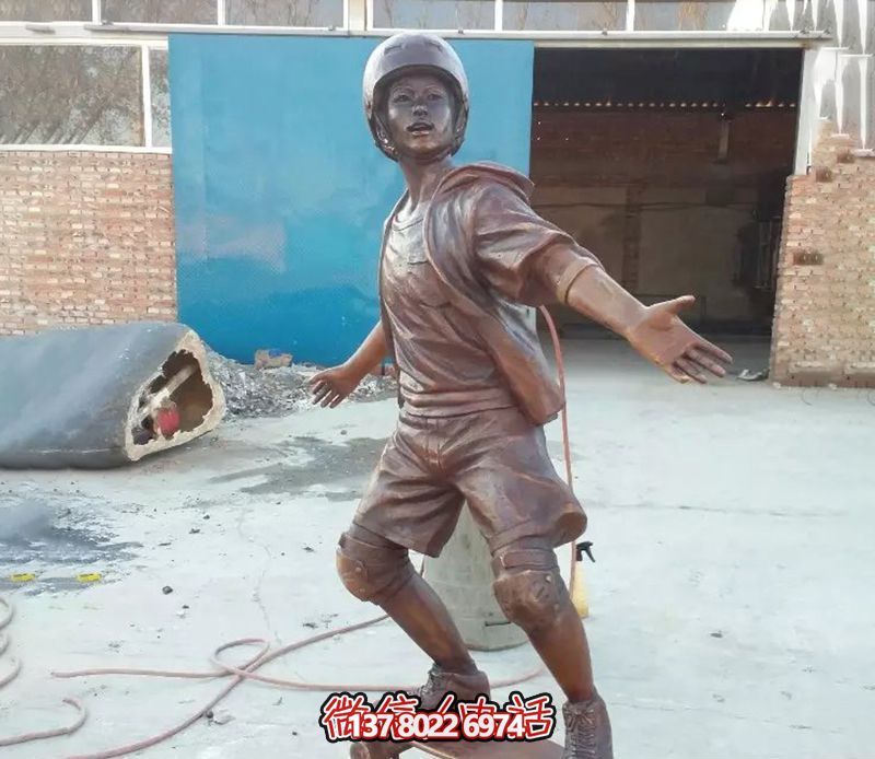 玩滑板公園運動玻璃鋼仿銅雕塑 玩滑板公園運動玻璃鋼仿銅雕塑