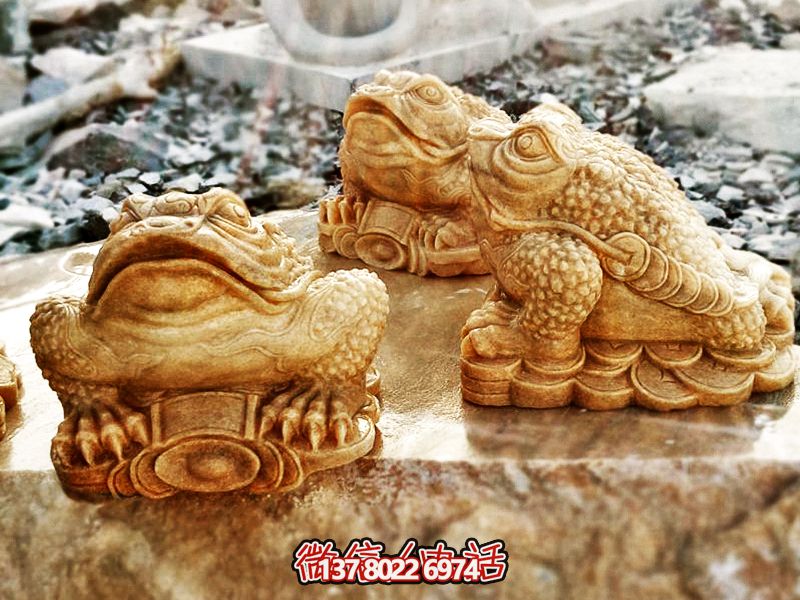 公園里擺放的三只黃蠟石石雕創意金蟾雕塑 公園里擺放的三只黃蠟石石雕創意金蟾雕塑