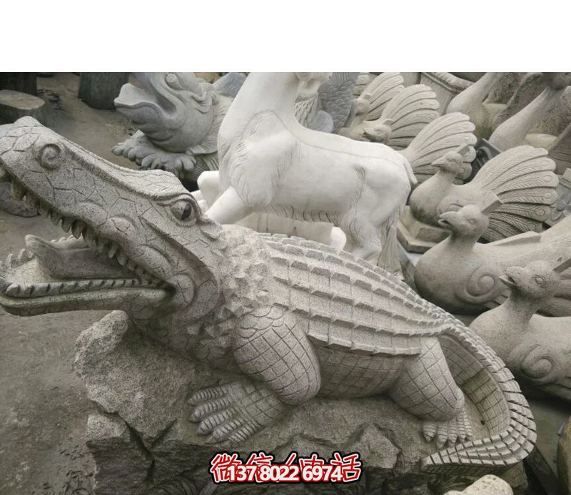 公園擺放的趴著的青石石雕創意鱷魚雕塑 公園擺放的趴著的青石石雕創意鱷魚雕塑