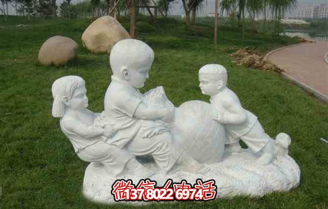 戶外草坪漢白玉石雕拔蘿卜的兒童雕塑 戶外草坪漢白玉石雕拔蘿卜的兒童雕塑