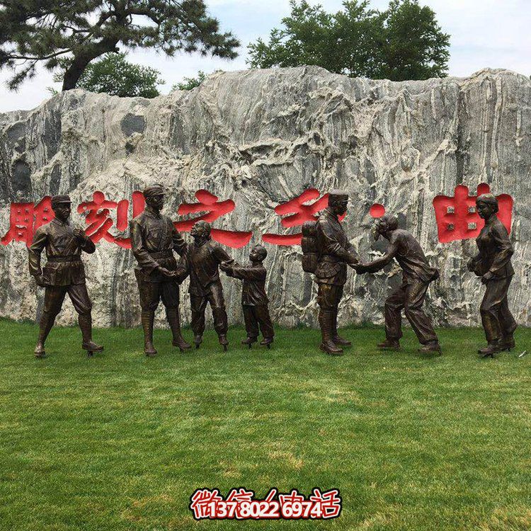 玻璃鋼仿銅人物，八路軍和鄉親握手的景觀擺件