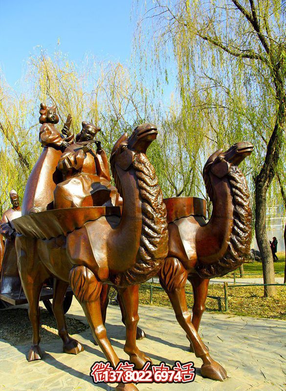 公園倫理擺放的兩只馱著小孩的玻璃鋼創意駱駝雕塑 公園倫理擺放的兩只馱著小孩的玻璃鋼創意駱駝雕塑